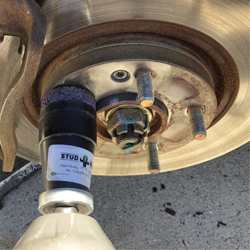 Outil de nettoyage pour moyeux, goujons et roues &agrave; entraînement par chocs STUD KLEEN Meunier Outillage Industriel