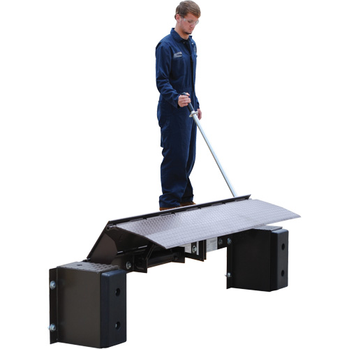 Mechanical Edge-O-Dock Leveler, 99" W, 72" Deck Width, 29" Span Meunier Outillage Industriel