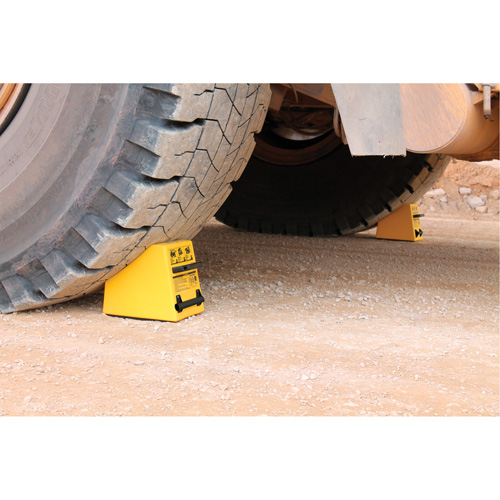 Cale de roue ultra-robuste pour l'exploitation mini&egrave;re Checkers Safety, PEHD, Jaune, 14-1/2" la x 17-1/2" p x 16" h Meunier Outillage Industriel