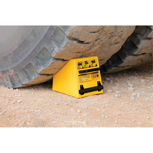 Cale de roue ultra-robuste pour l'exploitation mini&egrave;re Checkers Safety, PEHD, Jaune, 14-1/2" la x 17-1/2" p x 16" h Meunier Outillage Industriel