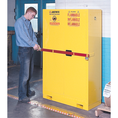 Armoire de rangement haute s&eacute;curit&eacute; avec barre en acier pour produits inflammables, 45 gal., 2 tablettes Meunier Outillage Industriel