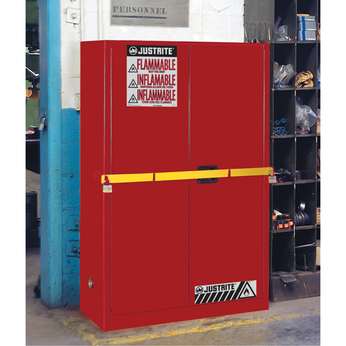 Armoire de rangement haute s&eacute;curit&eacute; avec barre en acier pour produits inflammables, 45 gal., 2 tablettes Meunier Outillage Industriel