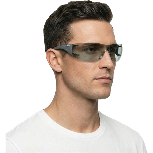 Lunettes de s&eacute;curit&eacute; Adapt Lite, Lentille Int&eacute;rieur/ext&eacute;rieur, Antibu&eacute;e/Anti-&eacute;gratignures, ANSI Z87+/R&eacute;pond ou surpasse la norme CSA Z94.3 Meunier Outillage Industriel