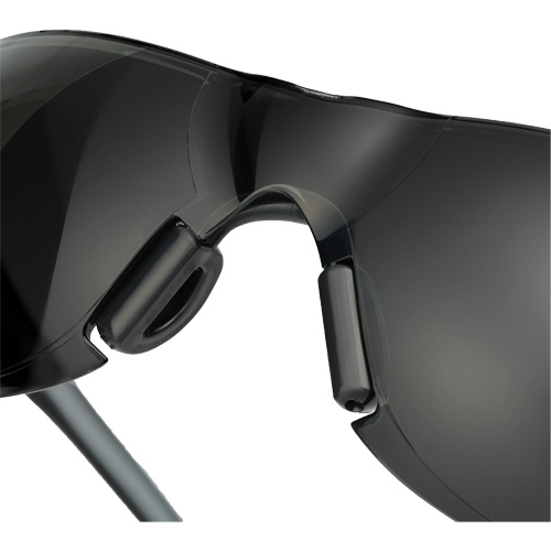 Lunettes de s&eacute;curit&eacute; Adapt Lite, Lentille Fum&eacute;e, Antibu&eacute;e/Anti-&eacute;gratignures, ANSI Z87+/R&eacute;pond ou surpasse la norme CSA Z94.3 Meunier Outillage Industriel
