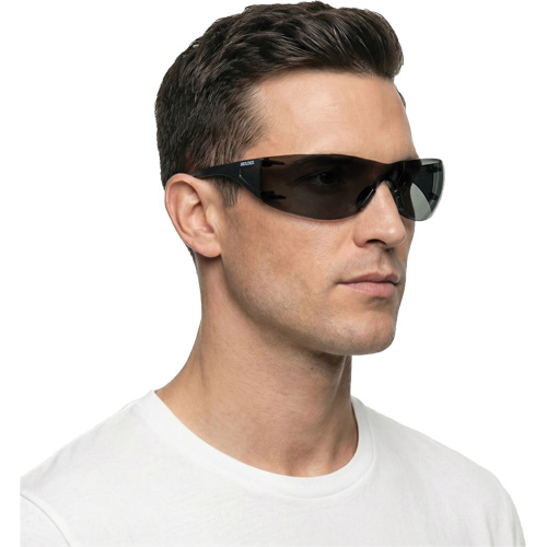 Lunettes de s&eacute;curit&eacute; Adapt Lite, Lentille Fum&eacute;e, Antibu&eacute;e/Anti-&eacute;gratignures, ANSI Z87+/R&eacute;pond ou surpasse la norme CSA Z94.3 Meunier Outillage Industriel