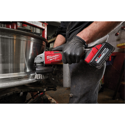 Meuleuse &agrave; frein &agrave; vitesse variable avec interrupteur &agrave; glissi&egrave;re verrouillable M18 Fuel, 18 V, Mandrin 5"/4-1/2", Lithium-ion Meunier Outillage Industriel