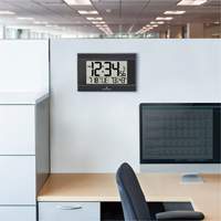 Horloge murale numérique à réglage automatique avec rétroéclairage automatique, Numérique, À piles, Noir OR501 | Meunier Outillage Industriel