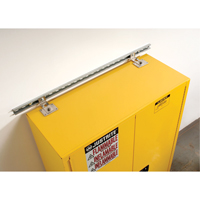 Attache de retenue contre les s&eacute;ismes pour armoire Sure-Grip Ex pour produits inflammables Meunier Outillage Industriel