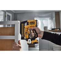 ATOMIC COMPACT SERIES Brushless Cordless 23 Ga. Pin Nailer Kit, 20 V, Lithium-Ion Meunier Outillage Industriel